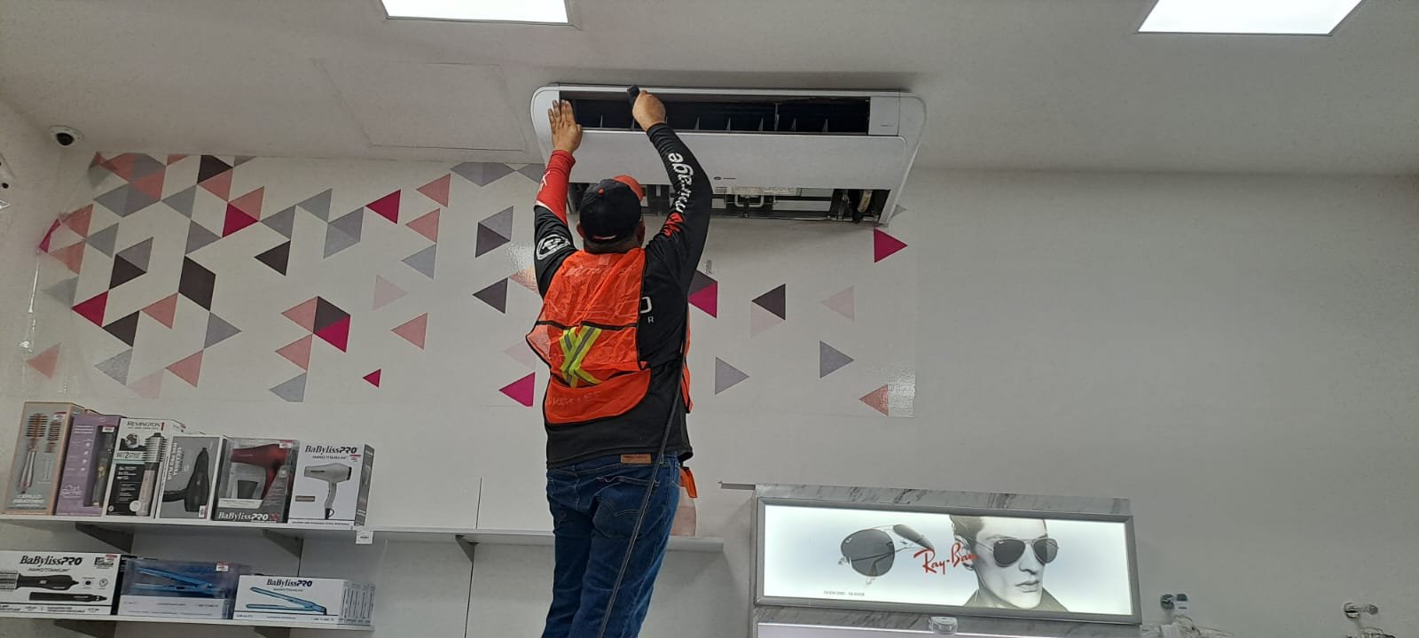 Equipo tecnico en obra electromecanica